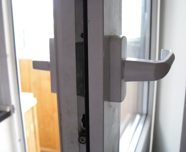 Ремонт стеклопакетов балконных дверей по СПб